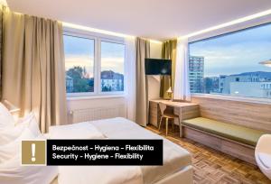 利贝雷茨Pytloun Imperial Design Suites的酒店客房设有床和窗户。