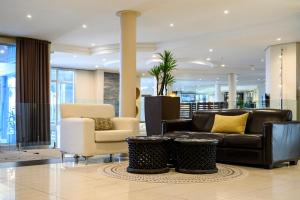 伊丽莎白港帕克斯顿酒店的大堂配有沙发、两把椅子和一张桌子