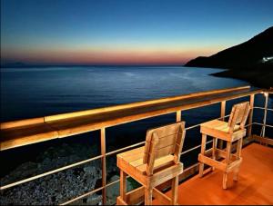 阿波罗尼亚Kampos Home的两把椅子坐在一个海景阳台上