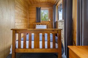 Mole Creek摩尔溪度假村小木屋的小木屋,配有一张位于客房内的床