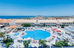 洛斯克里斯蒂亚诺斯Hollywood Mirage - Excel Hotels & Resorts的享有度假村游泳池的顶部景致