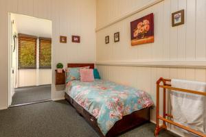 史丹霍普迪伦斯乡村民宿的一间卧室配有一张带花卉棉被的床