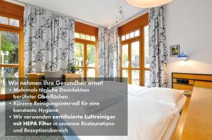 慕尼黑Villa Waldperlach by Blattl的一间卧室设有一张床和一个窗口