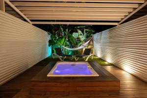 莱斯卡瑟斯-达尔卡纳坦卡特德科多纽酒店的天井设有热水浴池、两把椅子和吊床