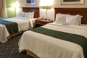 赫兰德赫兰德品质酒店的酒店客房,配有两张带白色床单的床