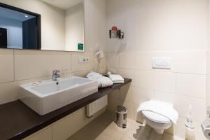 锡格堡奥克图普斯友好城市酒店的白色的浴室设有水槽和卫生间。