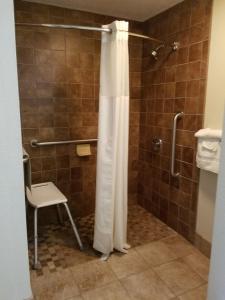 新河峡品质酒店的一间浴室