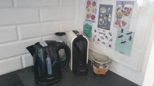 华沙Murano Art Home的厨房柜台配有搅拌机和茶壶