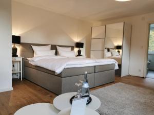 魏因海姆富克斯磨酒店的一间卧室配有一张大床和两张桌子