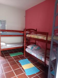 Hostel Beira Mar客房内的一张或多张双层床