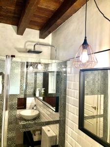 托莱多Apartamento San Pedro的一间带水槽和镜子的浴室