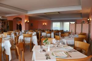 吉泽里亚兰姆帕拉餐厅酒店的一间设有白色桌椅的用餐室