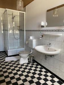 海格尔Hotel Reuter的浴室配有卫生间、盥洗盆和淋浴。