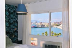 马拉加El Atardecer Skyline romantic views的客房设有一个享有水景的窗户。