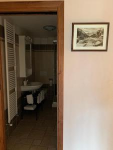 艾马维尔丹尼公寓的一间带水槽和镜子的浴室