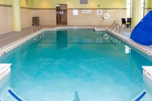 帕迪尤卡Holiday Inn Paducah Riverfront, an IHG Hotel的大楼内一个蓝色的大型游泳池