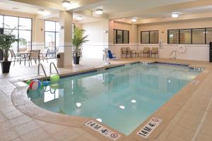 Hope Hull蒙哥马利南机场假日酒店的游泳池位于酒店中间