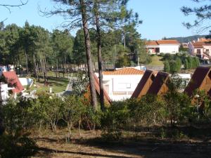 卢索parque de campismo de Luso的享有树木和建筑的村庄景色