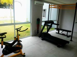 戈亚尼亚Hotel Abba Goiana PE的健身房设有两辆健身自行车和窗户