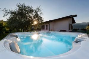 圣费利切德尔贝纳科Villa Margherita Portese的后院的大型游泳池,有房子