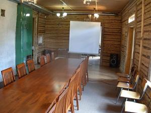 Suure-Jaani瓦纳珀斯缇玛民宿的大型会议室,配有大桌子和椅子