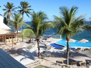 萨尔瓦多萨尔瓦多里奥福米罗美居酒店的棕榈树和游泳池度假村