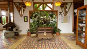 萨兰托Terrazas de Salento的客厅配有长凳和植物