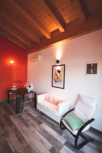 龙基德伊莱焦纳里B&B OASI的客厅配有白色的沙发和桌子