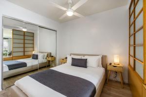布里斯班古德温码头公寓式酒店的一间卧室配有两张床和镜子