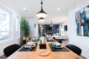 新威斯敏斯特5-Star Luxury and comfortable home的用餐室配有长木桌子和椅子