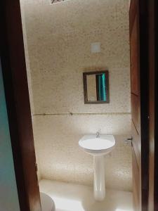 博阿维斯塔Casa do Francês na Praia的浴室设有白色水槽和镜子
