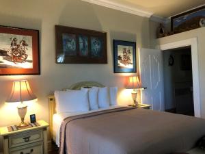 土桑El Amador Inn Downtown Tucson的一间卧室配有一张大床和两张台灯。