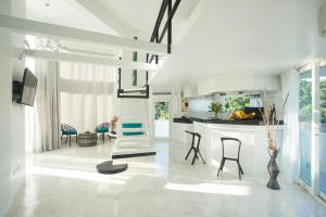 长滩岛Royal PALAZZO Italian Apartments的一间带楼梯的客厅和一间厨房