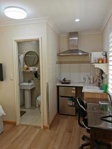 珀斯BHA unit 5的一个带水槽和柜台的小厨房