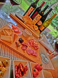 白马村白马酒店的一张桌子,上面放着奶酪和肉类,还有一瓶葡萄酒