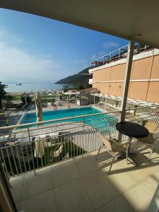 瓦西利基Cosmos Hotel的享有游泳池景致的阳台
