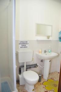 塔兰托B&B Tanese的一间带卫生间和水槽的浴室