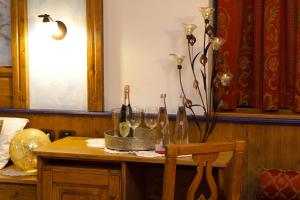 卡纳泽伊Hotel il Caminetto Sport的一张桌子,上面装有香槟酒瓶和玻璃杯