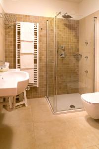 卡纳泽伊Hotel il Caminetto Sport的带淋浴、盥洗盆和卫生间的浴室