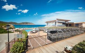 伊斯费古耶拉尔海滩因维萨卡拉布兰卡俱乐部酒店的享有海滩和海洋景致的甲板