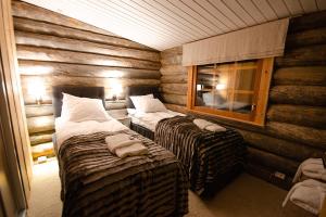 伊瓦洛Kelokolo, Ivalo的客房设有两张床和窗户。
