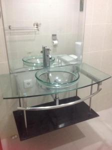 沙努尔巴里岛塞尼亚酒店的浴室内带水槽的玻璃台面