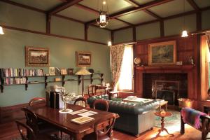 阿德莱德巴克斯顿庄园酒店的带沙发、桌子和壁炉的客厅