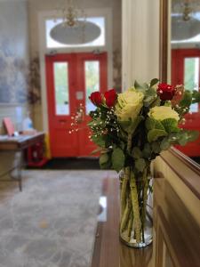 伦敦蓝铃酒店的一张桌子上装满玫瑰的花瓶