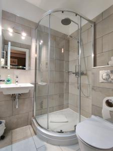 伦敦蓝铃酒店的带淋浴、卫生间和盥洗盆的浴室