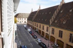 斯特拉斯堡Appartement Spacieux et Cosy - Strasbourg Centre的享有拥有建筑和汽车的城市街道的景色