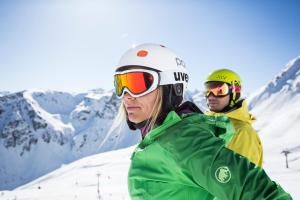 巴德小基希海姆Explorer Hotel Bad Kleinkirchheim的两人在雪覆盖的山上滑雪装备