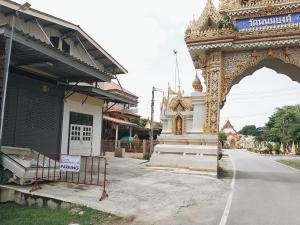 大城The Warehouse - Ayutthaya的前面有标志的寺庙入口