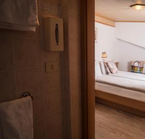 博萨迪法萨阿尼卡酒店的卧室配有一张床