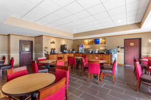 Comfort Inn & Suites Carbondale University Area餐厅或其他用餐的地方